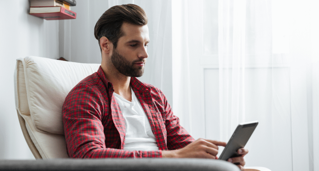 Man-sidder-og-kigger-paa-i-pad-elregning-kwh-koster