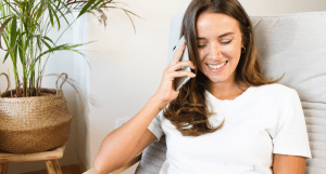 kvinde der snakker i mobil glad og bruger gb